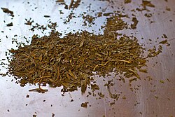 Gedroogde en versneden basilicum