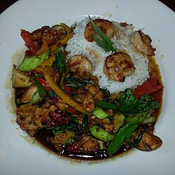 Gerecht met kip en garnalen met vijfkruidenpoeder