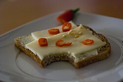 Ringetjes chilipeper op brood met kaas