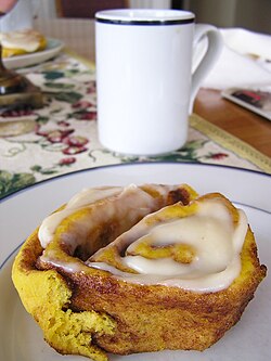 Zoete pompoenrol met vijfkruidenpoeder