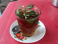 Thee met wijnruitbladeren