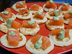 Zalmhapjes met een toefje wasabi-pasta