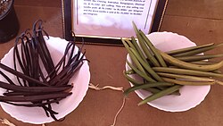 Vanillestokjes na (zwart) en voor (groen) het drogen